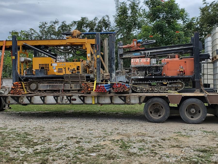 Equipo de perforación propio de MACO en traslado a un proyecto