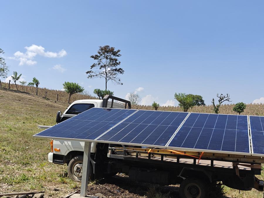 Sistema de bombeo solar montado en campo