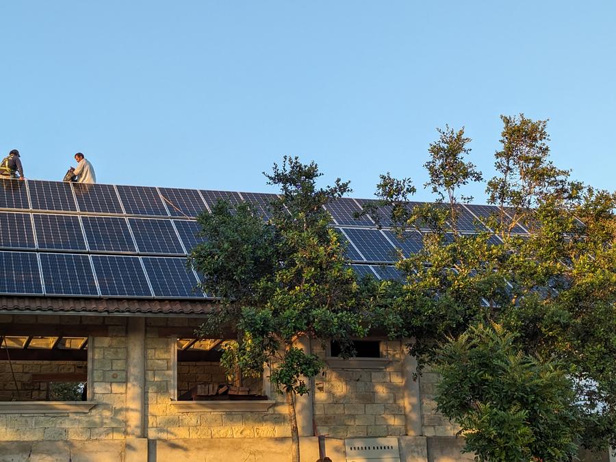 Instalación de paneles solares en el techo de una vivienda