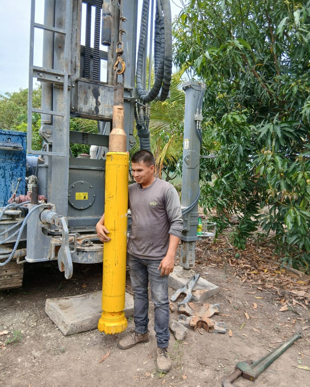 Operador de MACO trabajando con el martillo de fondo en la perforación de un pozo